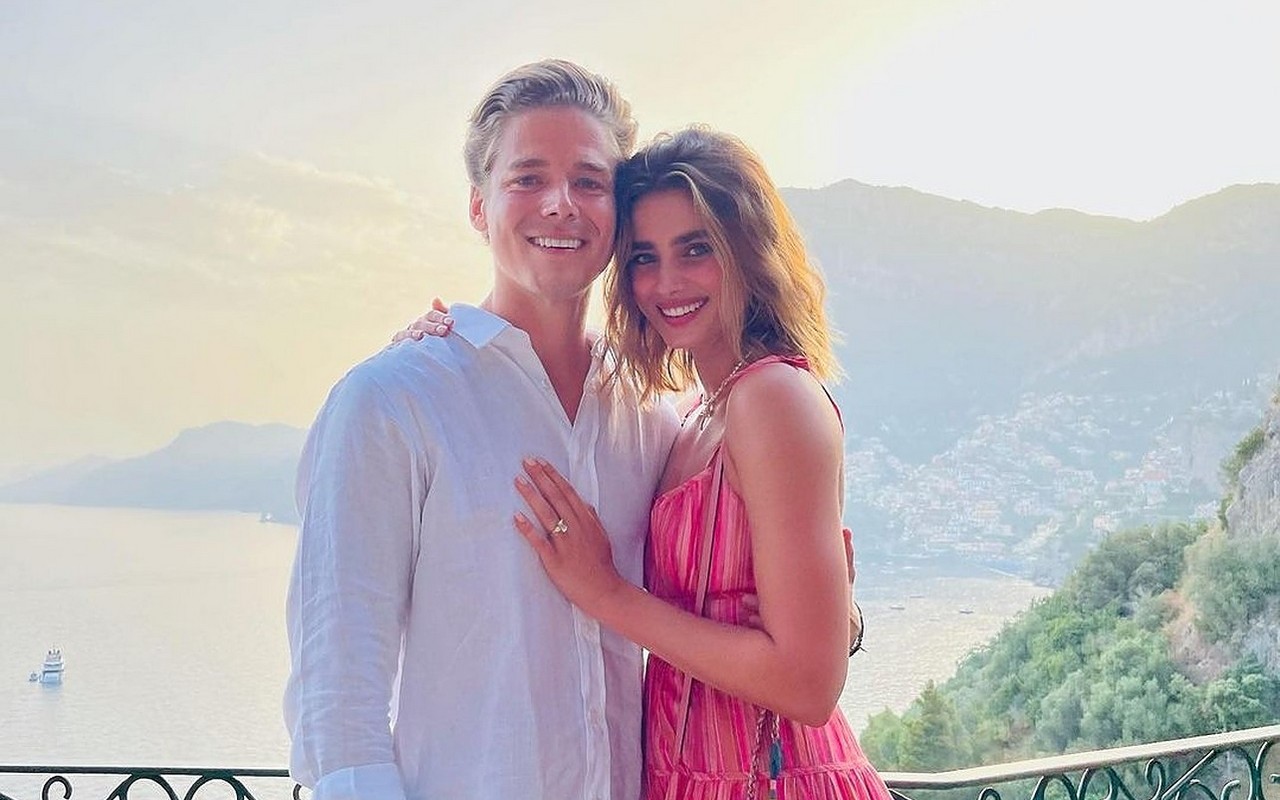 Taylor Hill Shows Off Huge Ring as She's Engaged to Daniel Fryer