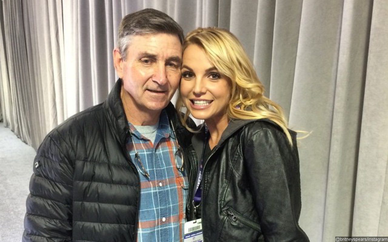 Britney Spears' Father Signs Papers in First Pics Since Her Conservatorship Hearing