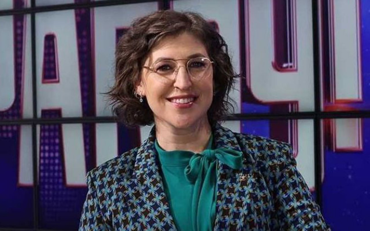 Mayim Bialik Brought in as Temporary 'Jeopardy!' Host After Mike Richards' Resignation