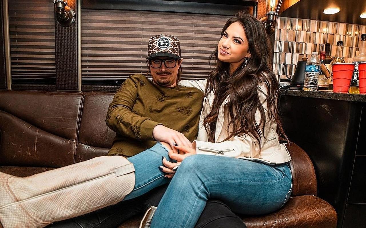 Country Star Hardy Announces Engagement to Girlfriend 