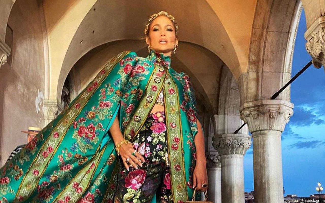 Jennifer Lopez Accidentally Leaves Price Tag on Her Regal Outfit at Dolce and Gabbana Show