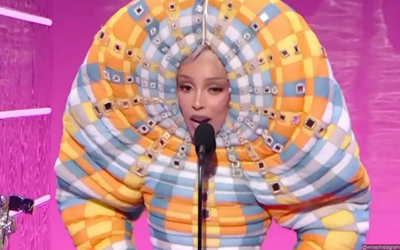 Doja Cat's 'Worm' Outfit at 2021 MTV VMAs Becomes Twitter Meme