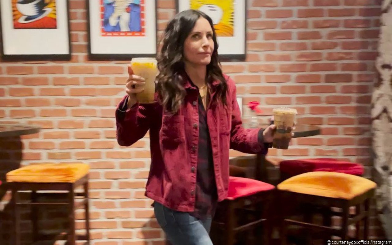 Courteney Cox Drops by 'Friends' Coffee Shop and Serves Drinks to Fans