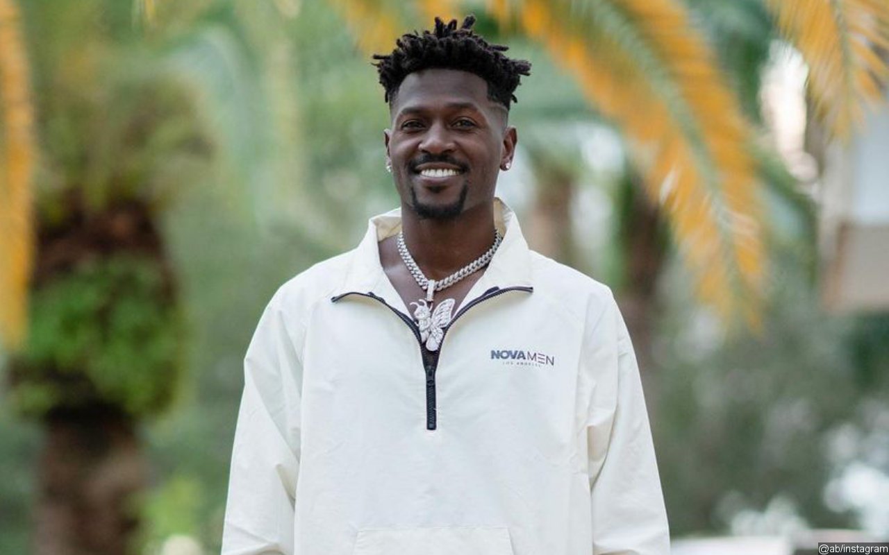Tampa Bay Buccaneers Insist Antonio Brown's Vaccination Card Is Real and 'Reviewed'