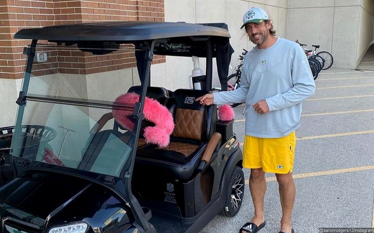 Aaron Rodgers Shows Bare Foot to Deny 'COVID Toe' Rumors Despite His Own Claim