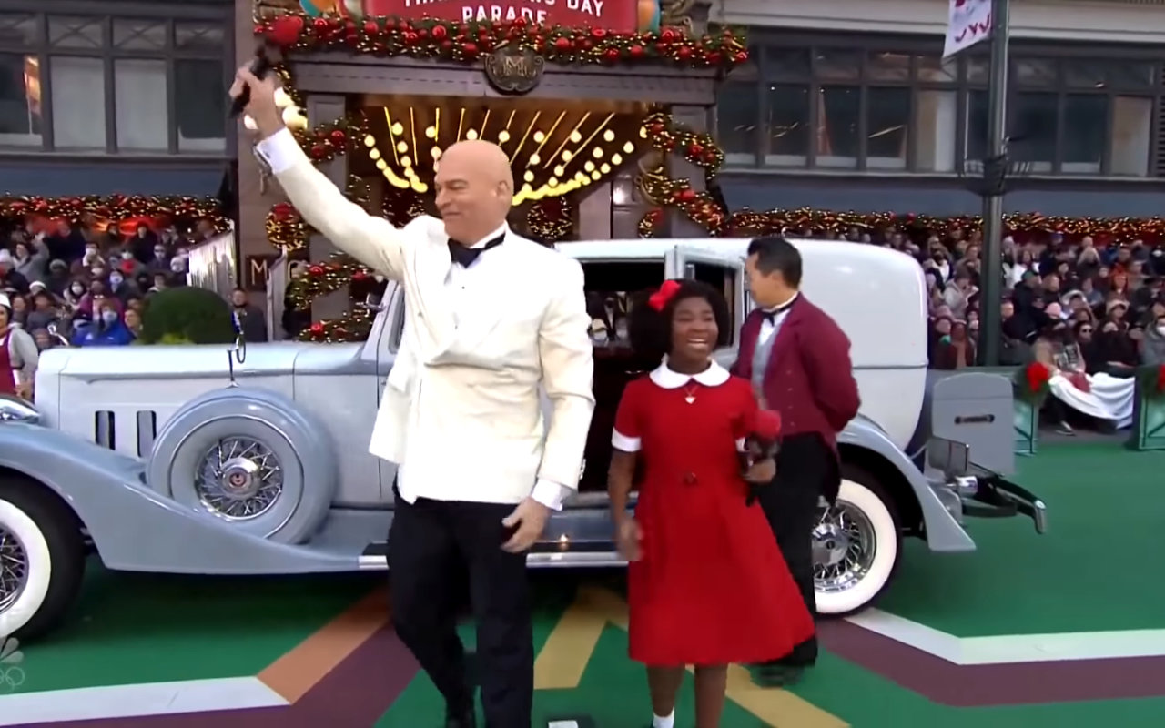 Harry Connick Jr. Makes Surprise Appearance as Daddy Warbucks at Macy's Thanksgiving Day Parade