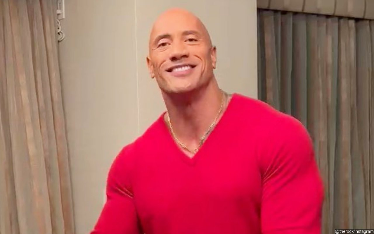 Dwayne Johnson Thrills Tourists on Thanksgiving as He Pulls Up Alongside Their Bus 