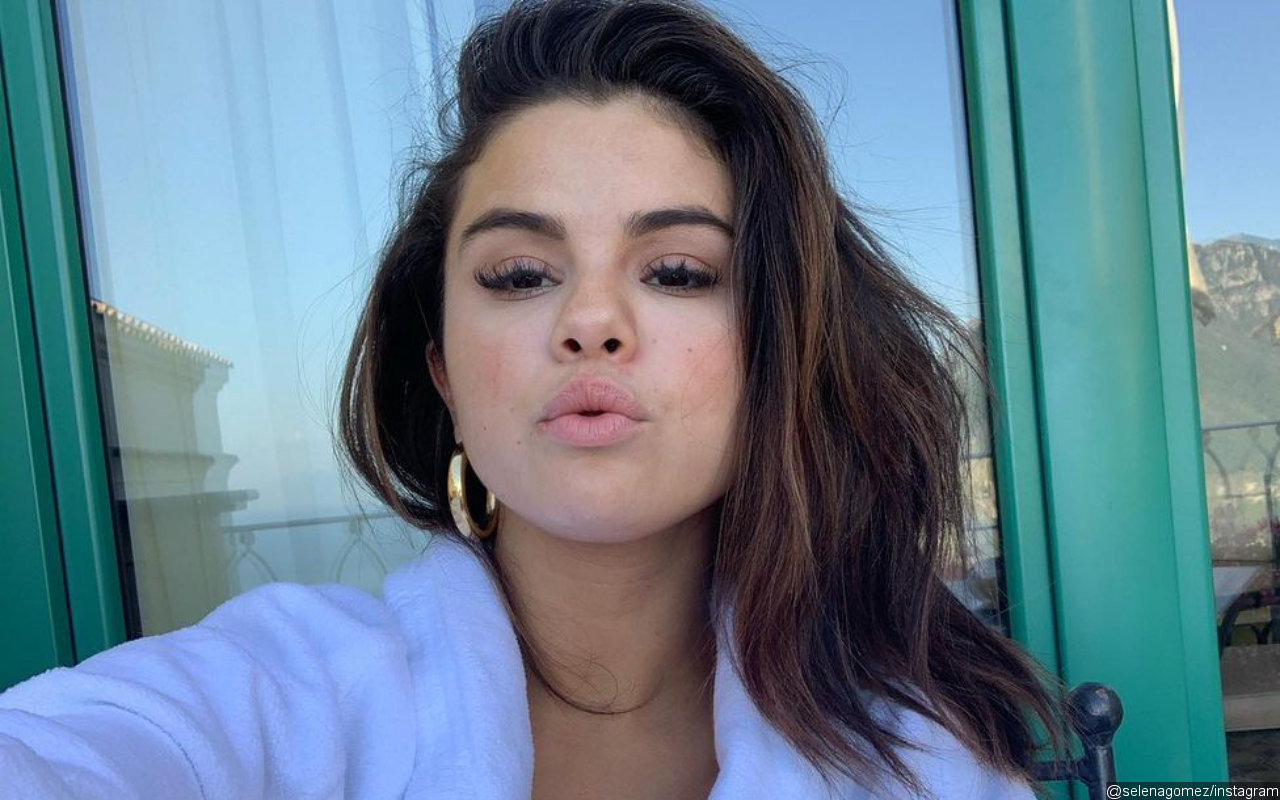 Selena Gomez Sets Internet Abuzz With Her Mysterious New Back Tattoo