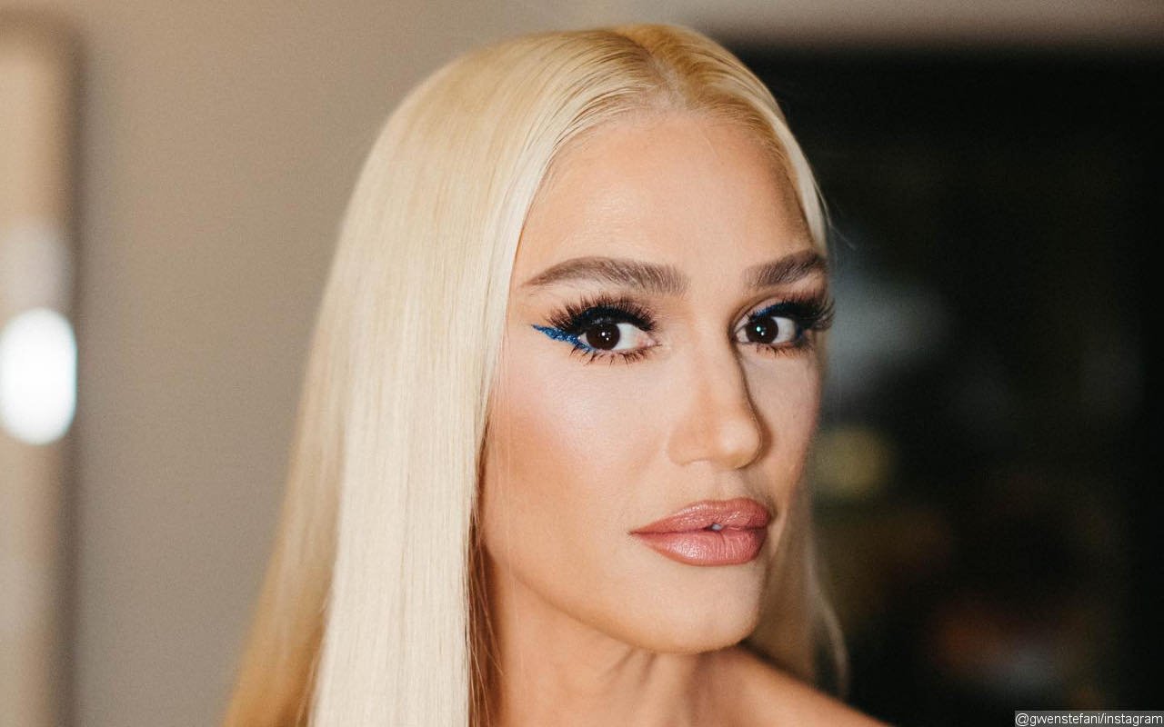 Gwen Stefani Has Fun Tackling Her Own Make-Up for 2022 Met Gala