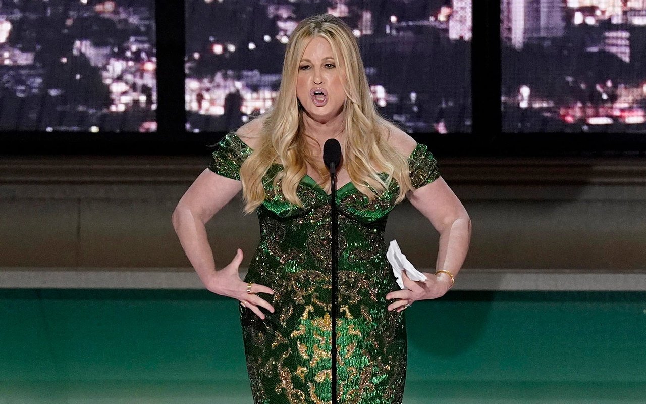 Jennifer Coolidge Trends After Dancing While Being Cut Off From 2022 Emmys Acceptance Speech