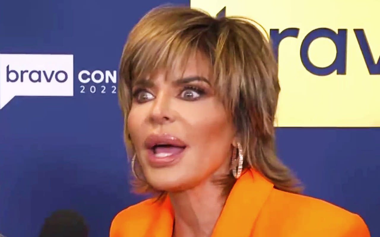 Lisa Rinna Flips Off Fans After Being Booed at Chaotic BravoCon 