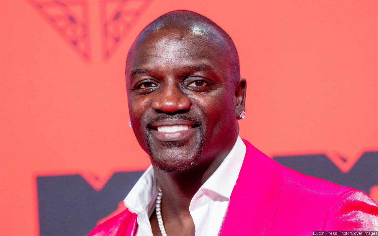 Akon Responds to Memes Mocking His New $7,500 Hairline