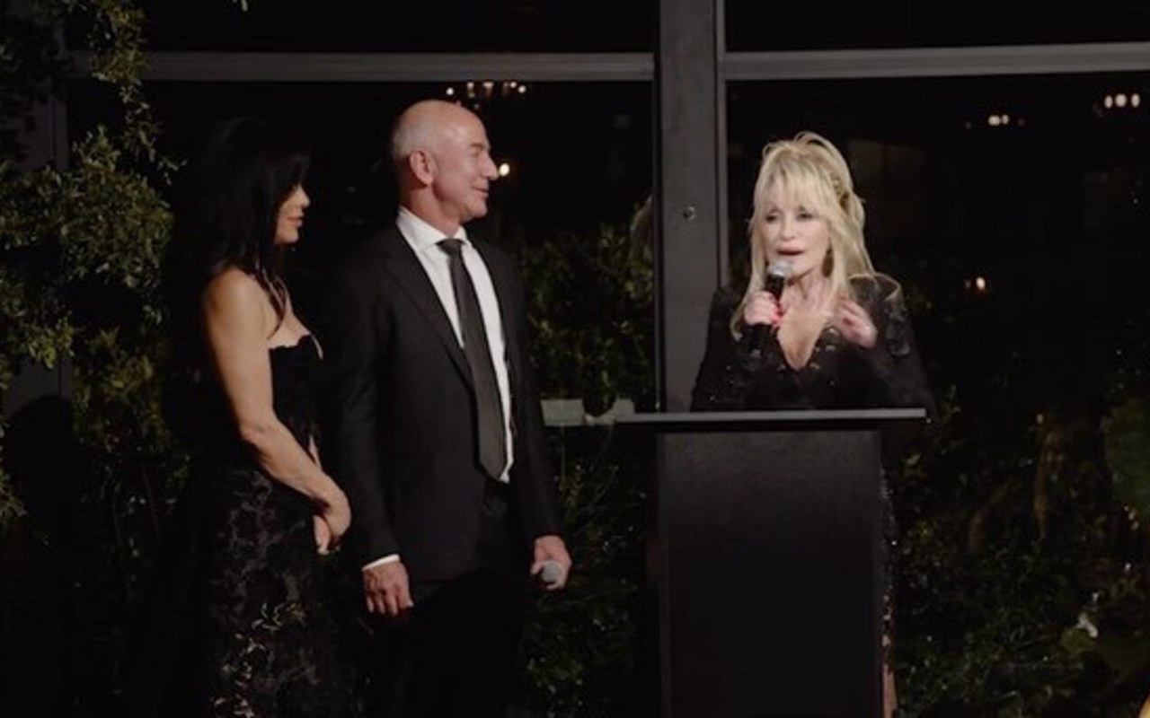 Dolly Parton Receives $100 Million From Jeff Bezos, Promises to Use It to 'Do Good Things'