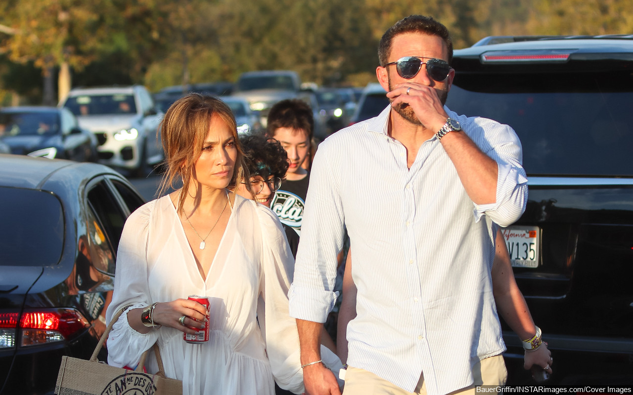 Jennifer Lopez Shows Ben Affleck's Close Bond With Her Twins on Thanksgiving Post