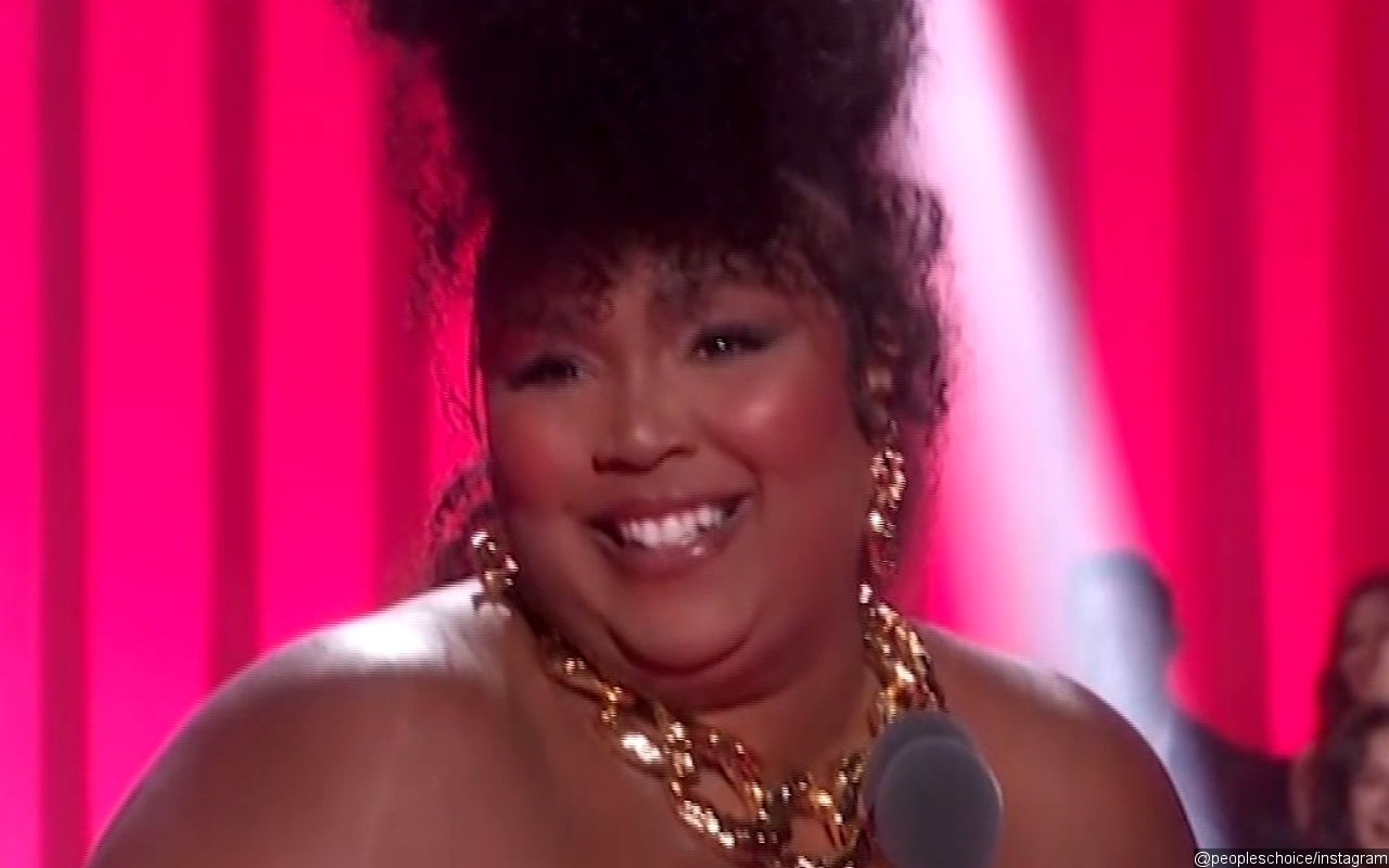 Lizzo Brings 17 Activists Onstage While Accepting 2022 People's Choice Award 