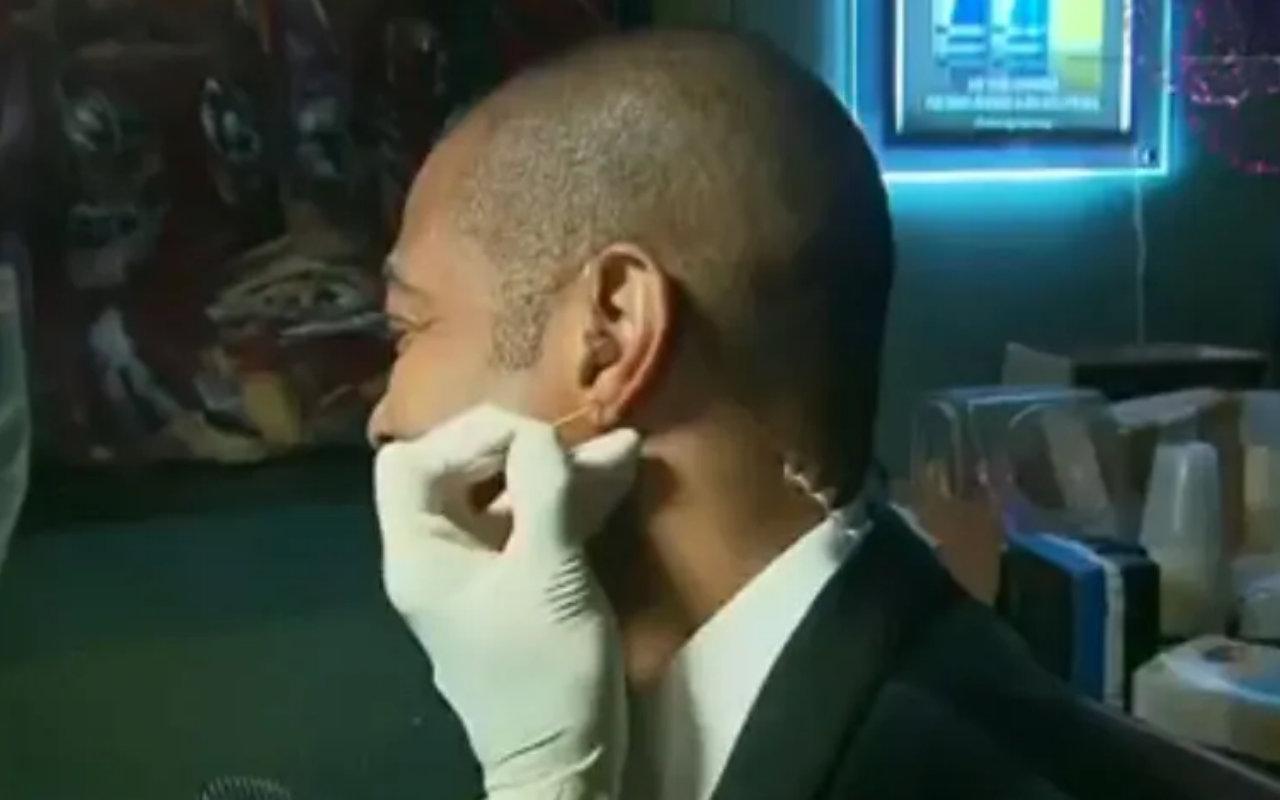 Don Lemon Getting His Ear Pierced in 2016