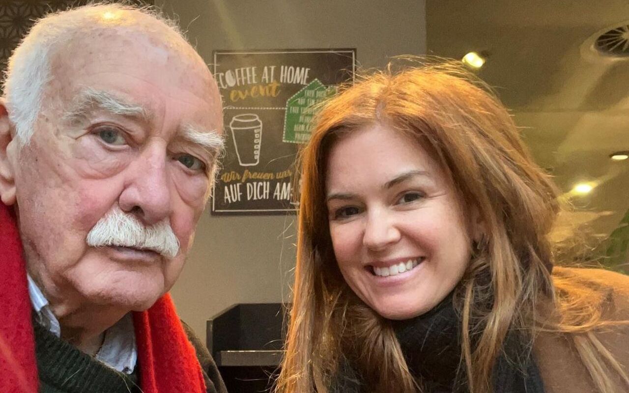 Isla Fisher Mourns Her Dad's Death, Calls Him 'the Greatest Father' in Bittersweet Tribute