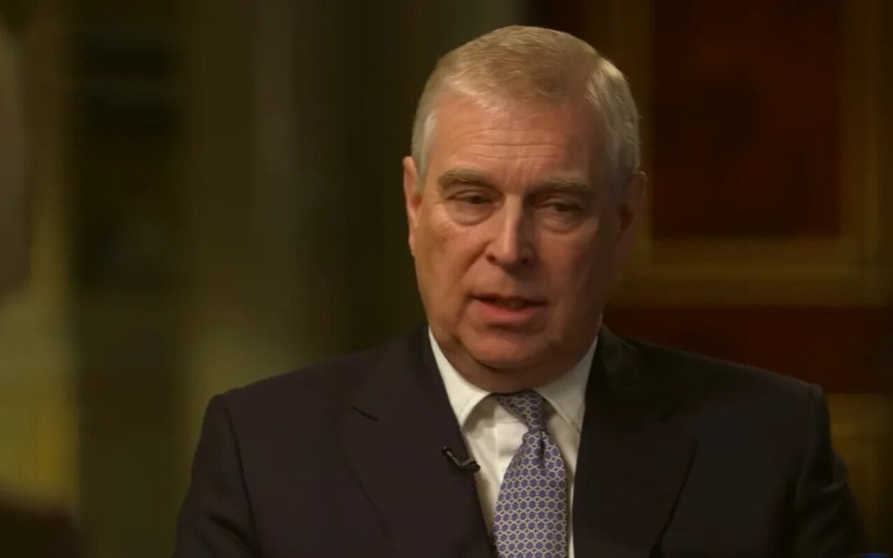 Photographer Insists Controversial Pic of Prince Andrew With Sex Trafficking Victim Is Not Fake