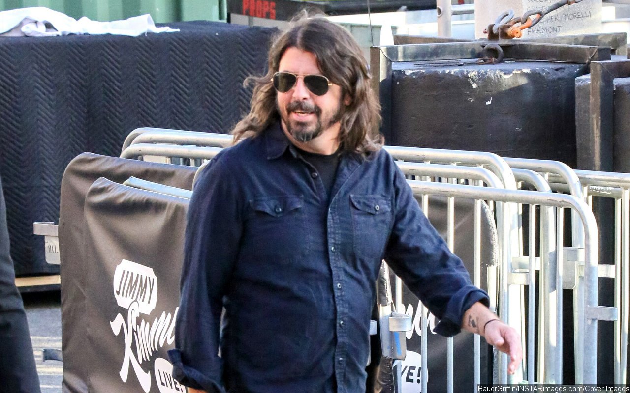 Dave Grohl Praised for Helping Homeless Shelter Feeding 450 People