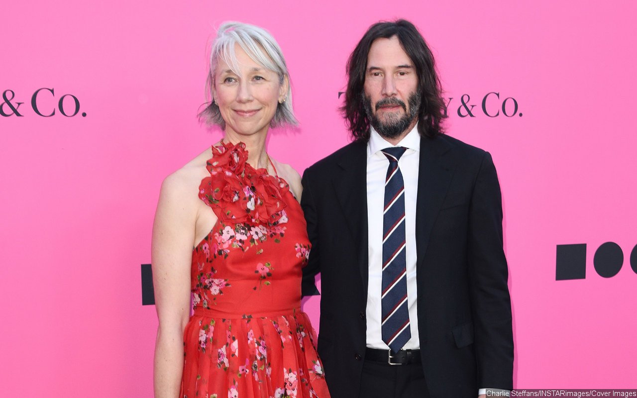  Keanu Reeves and Girlfriend Alexandra Grant Get Affectionate on Rare Public Appearance