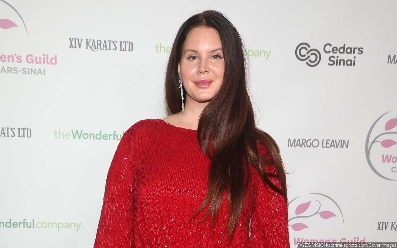 Lana Del Rey's Mic Muted Mid-Show After She Kicked Off Glastonbury Set 30 Minutes Late
