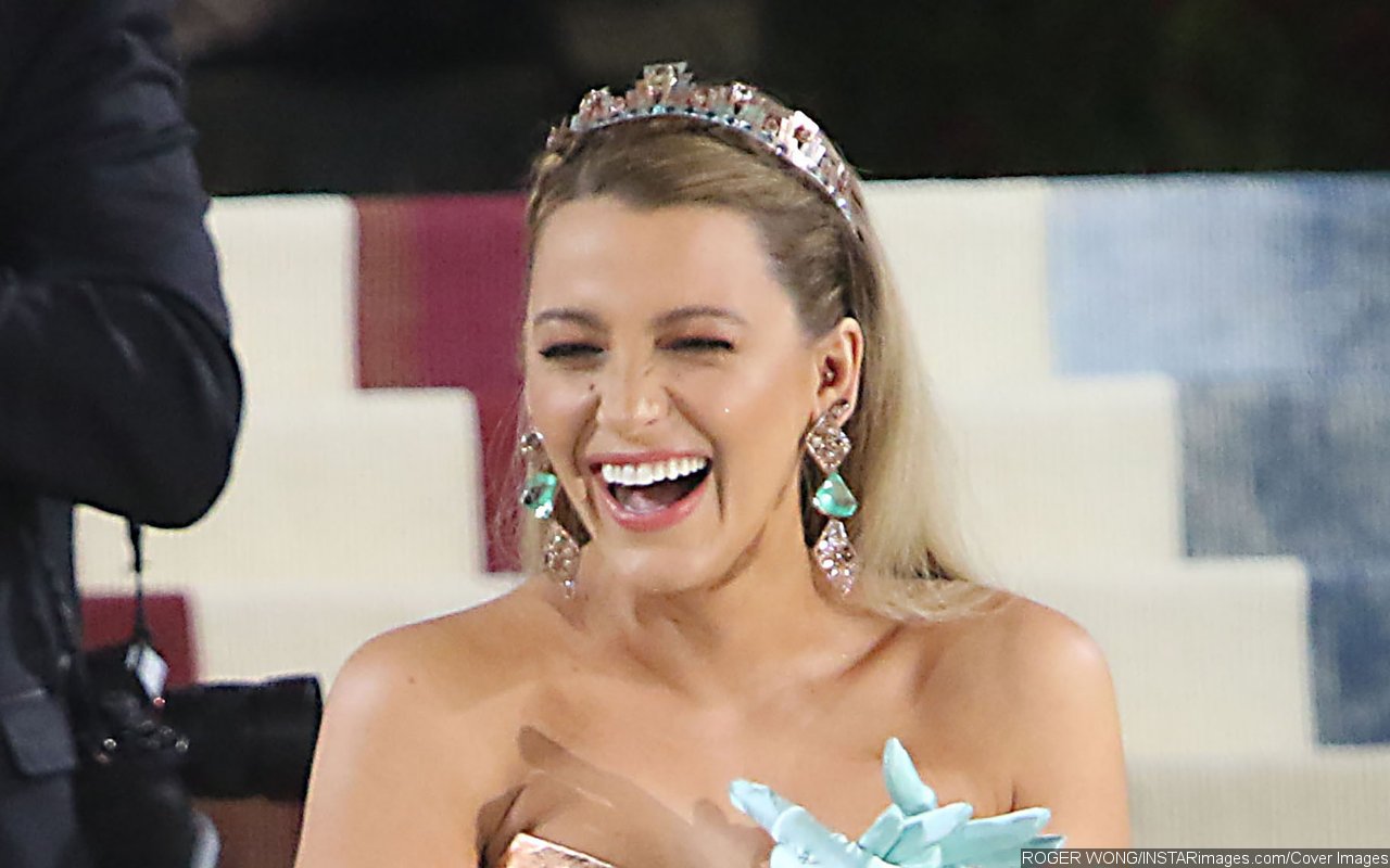 Blake Lively Jumps Over Kensington Palace Rope to Fix Her 2022 Met Gala Dress