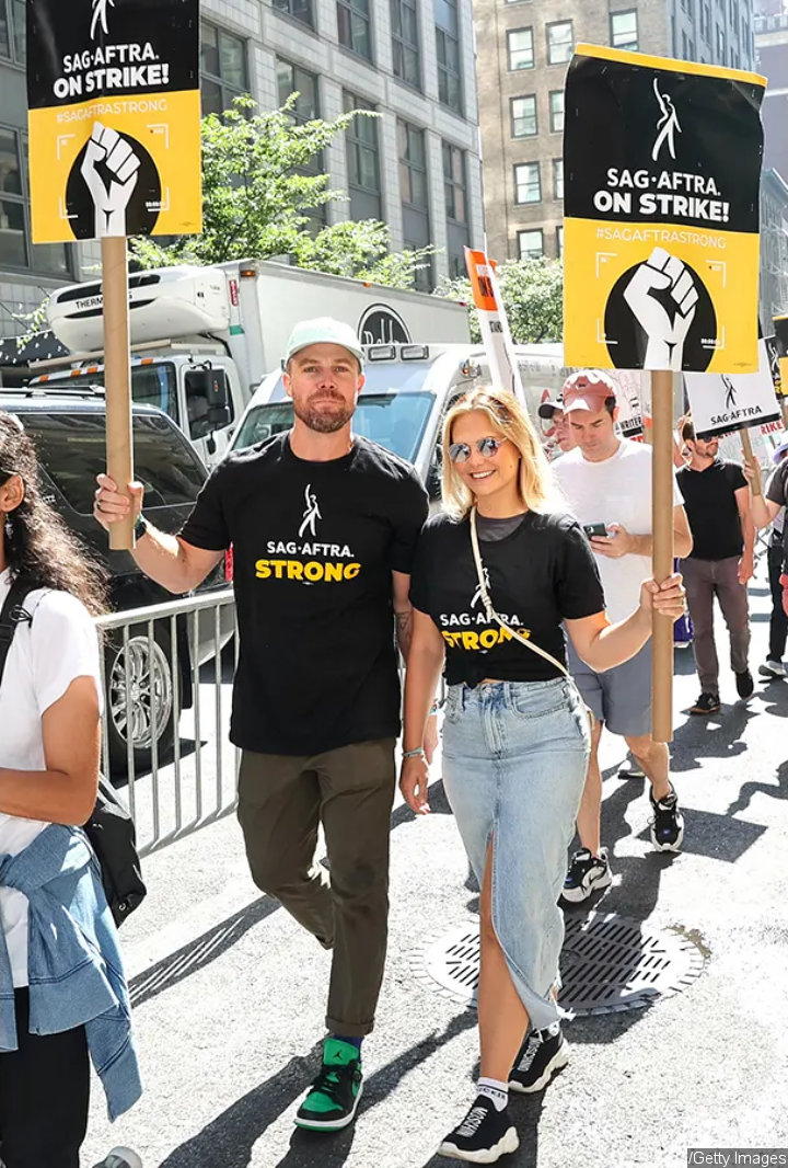 Stephen Amell Joins Picket Line in NYC