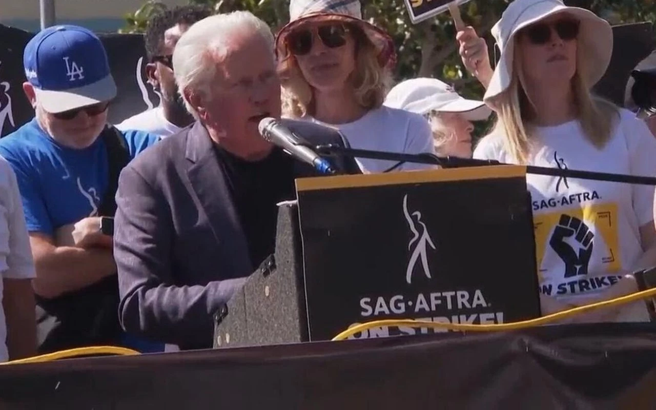 Martin Sheen Channels President Bartlet When Delivering Speech at Hollywood Rally