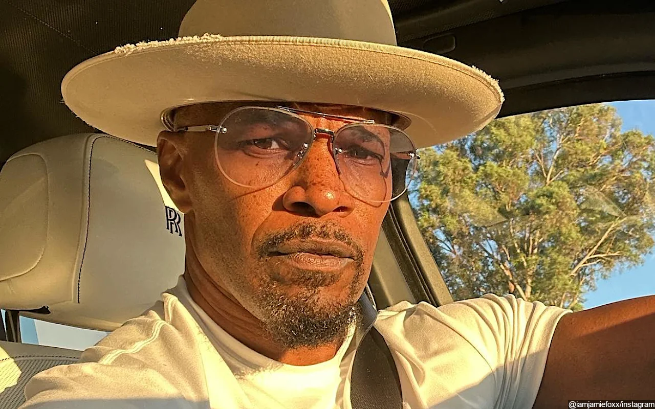 Jamie Foxx Spotted Holding Hands With Girlfriend Alyce Huckstepp on Cabo Vacation