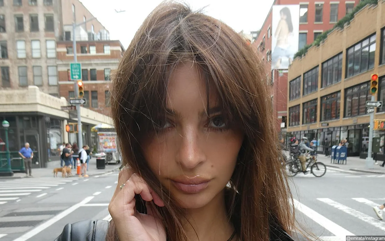 Emily Ratajkowski Gets Turned Off by Her Suitor's 'Exposed Ankles'