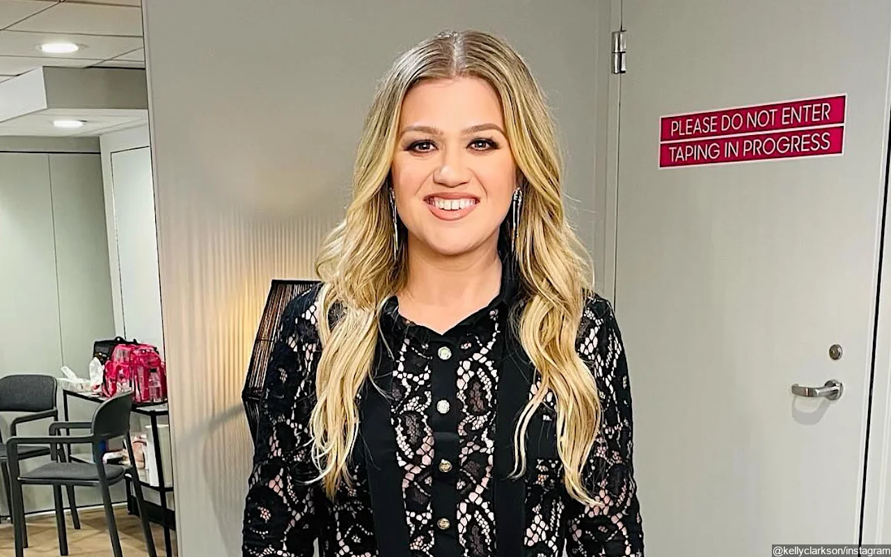 Kelly Clarkson Recalls Embarrassing Wardrobe Malfunction While Filming 'Since U Been Gone' MV
