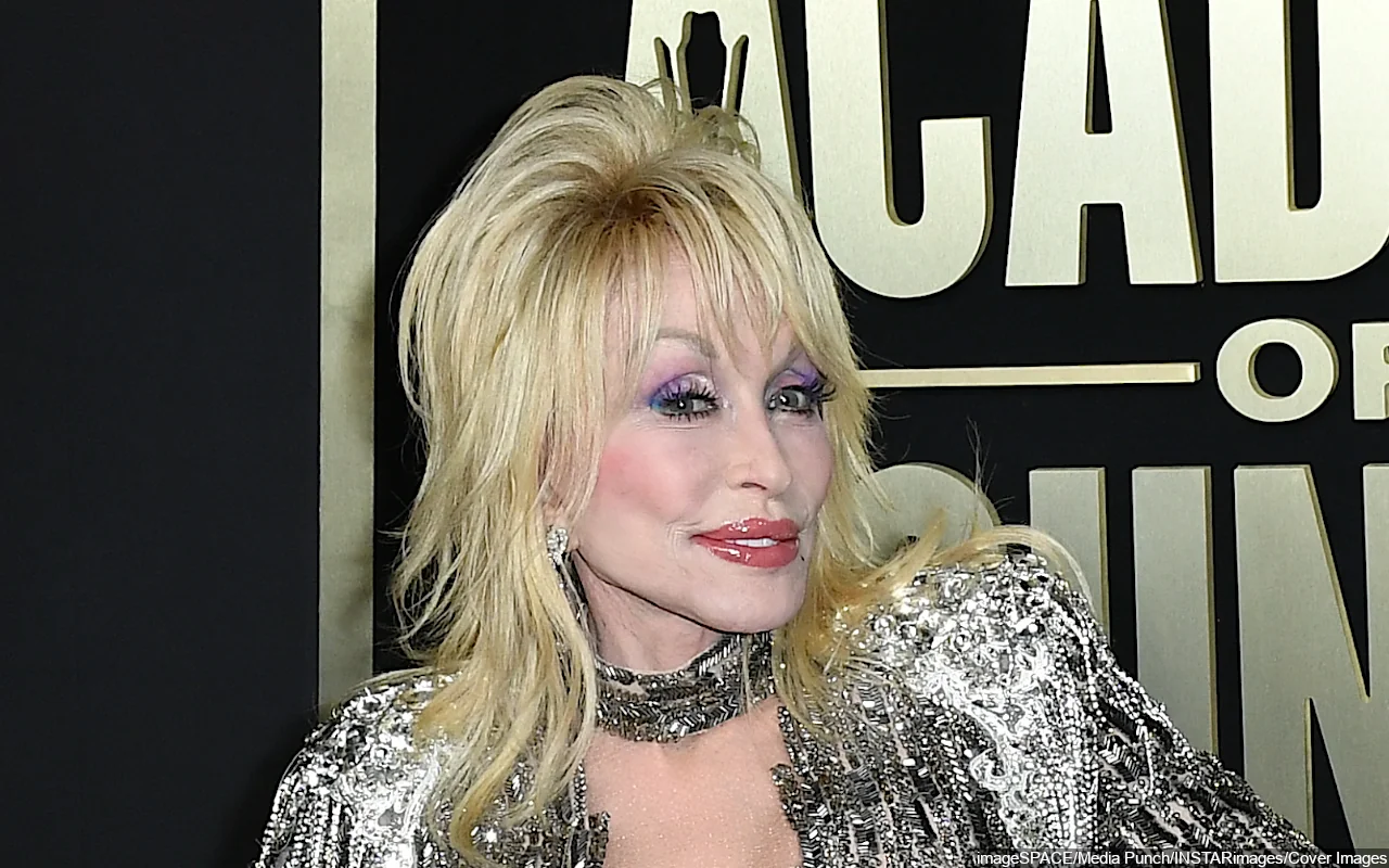 Dolly Parton Drives Fans Wild by Dressing Up as Cowboys' Cheerleader at Thanksgiving Halftime Show
