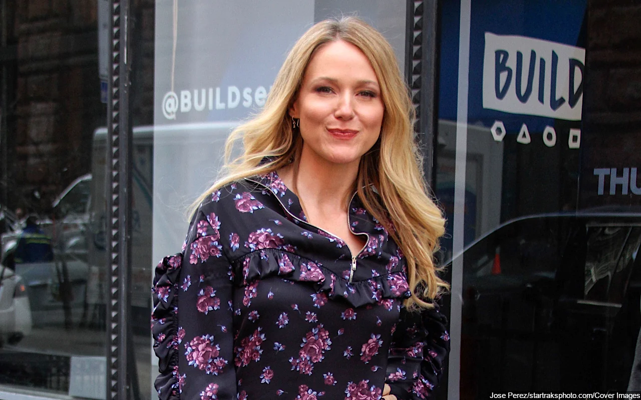 Jewel Hilariously Compares Her Bare Morning Face to '3 Miles of Bad Road'