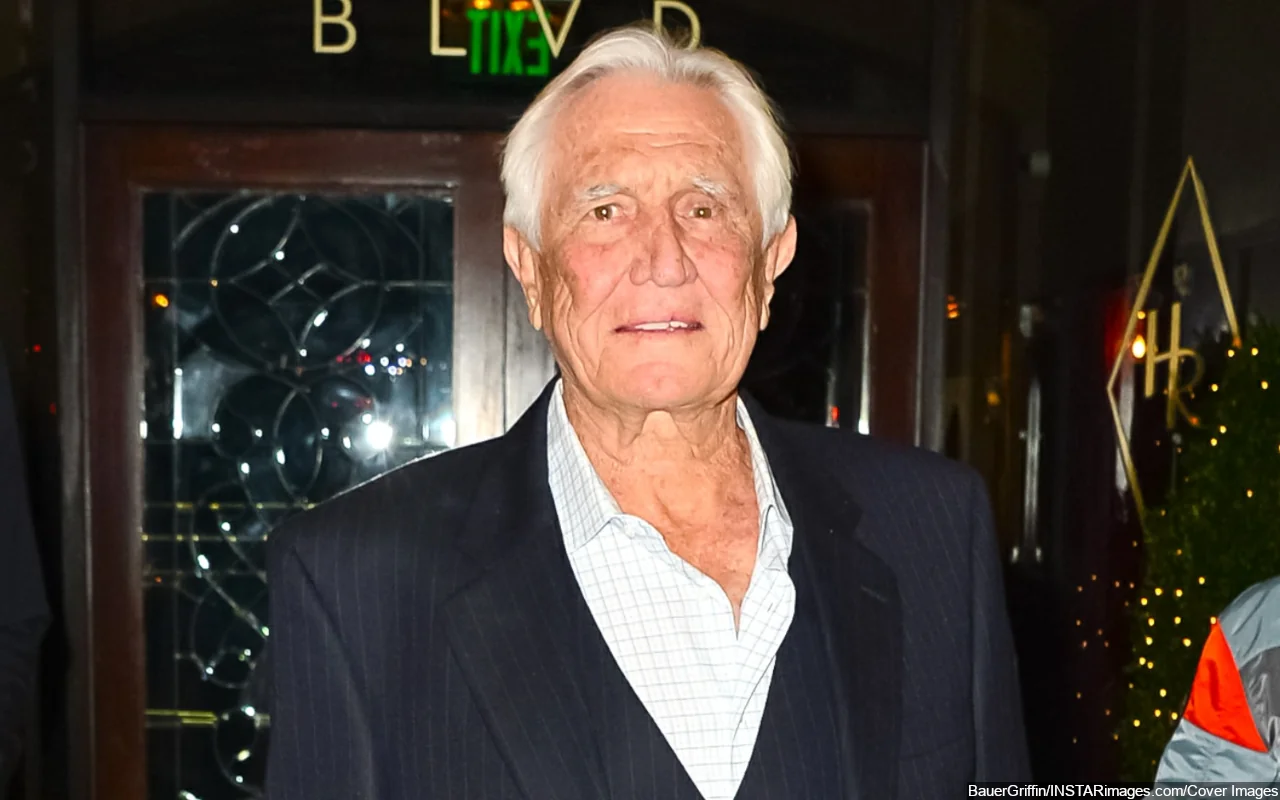 Bond Actor George Lazenby Hailed as 'Fighter' After Hospitalized With Head Injury