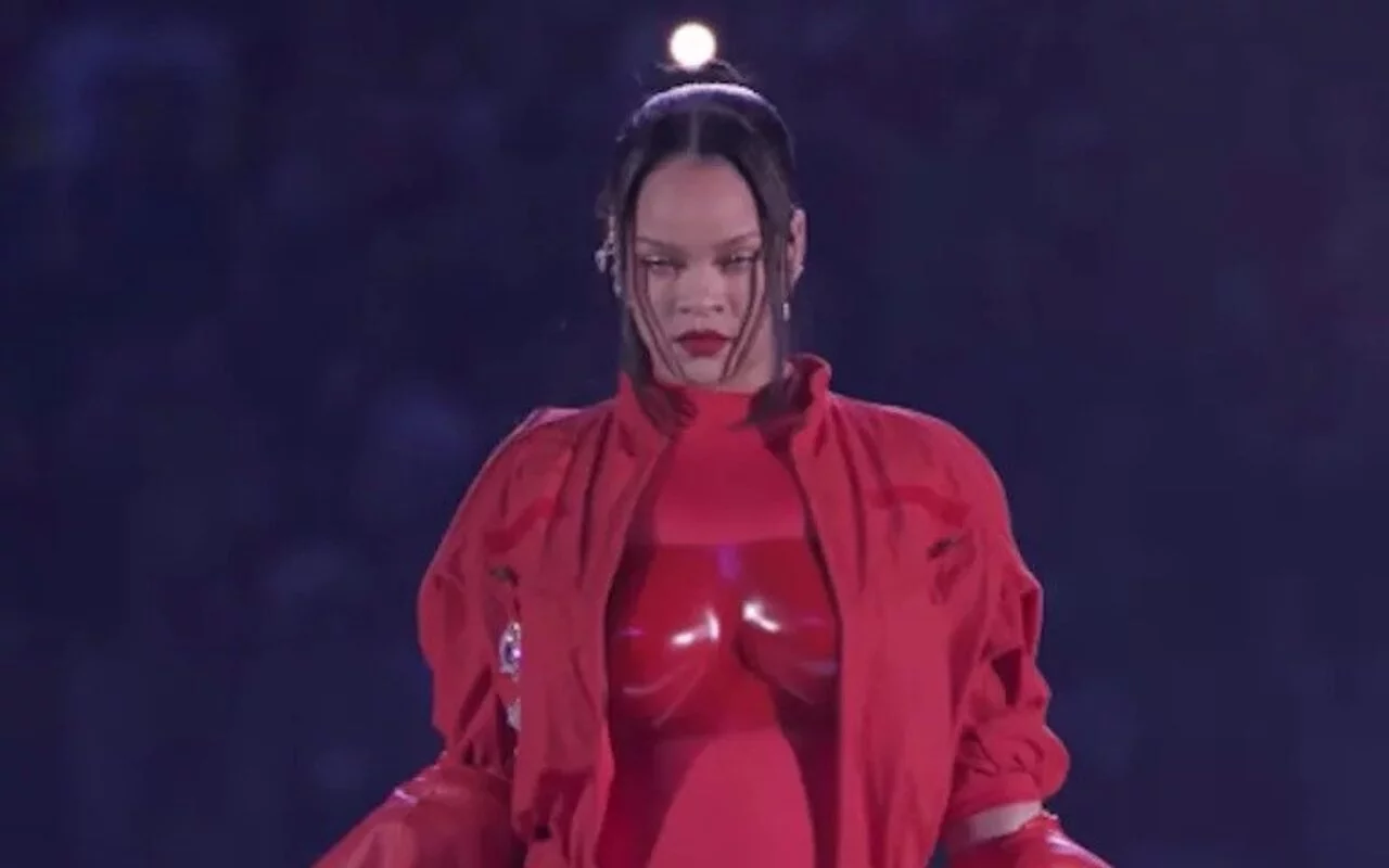 Rihanna Couldn't Zip Up Her Outfit at Super Bowl, Forcing Her to Announce Pregnancy on Stage