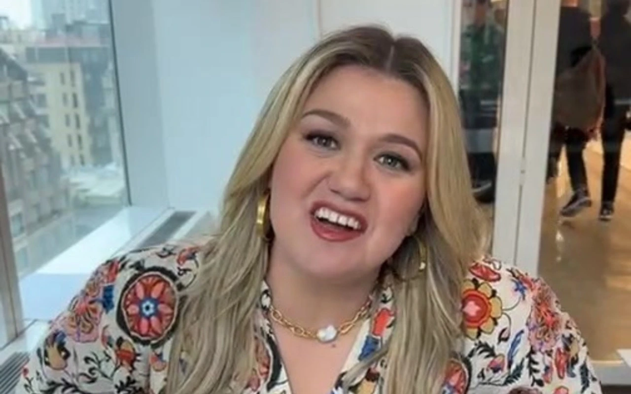 Kelly Clarkson Refuses to Befriend Her Exes