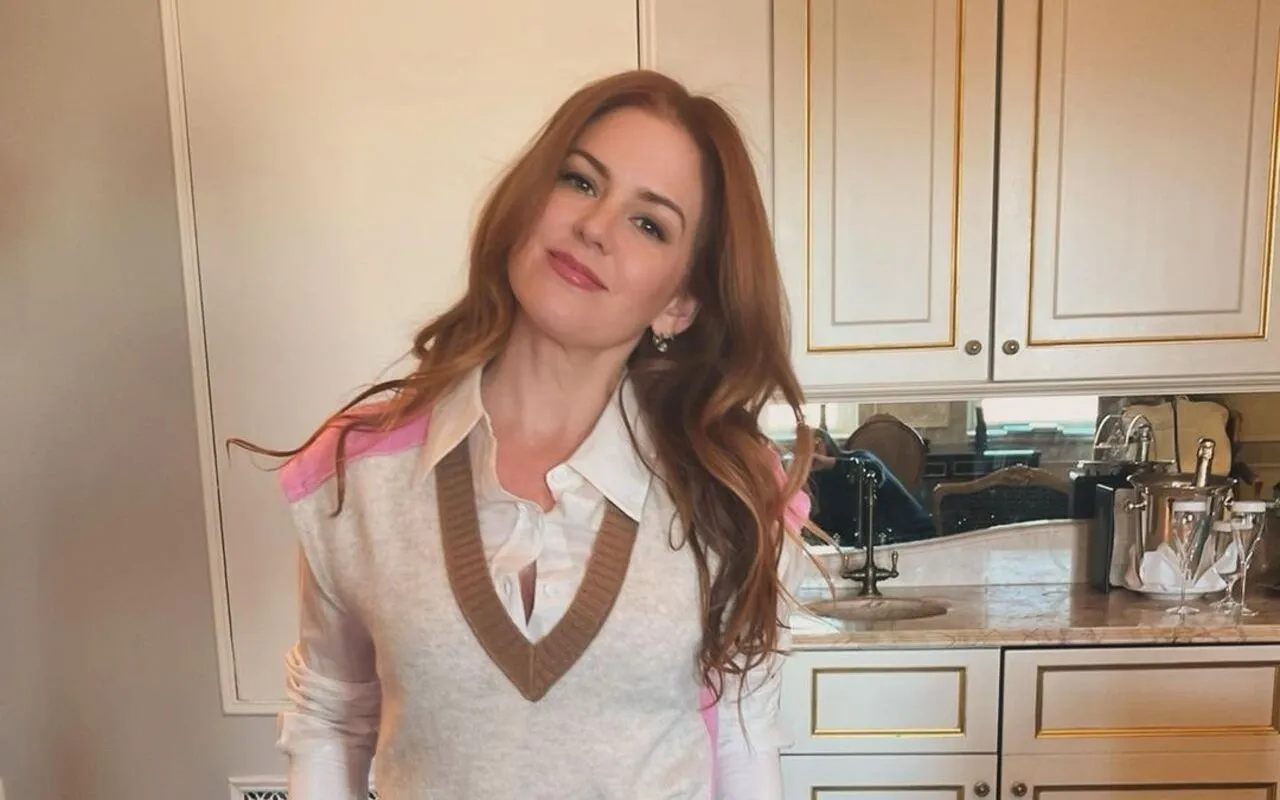 Isla Fisher Gets 'Mystery' Letter on Valentine's Day Every Year