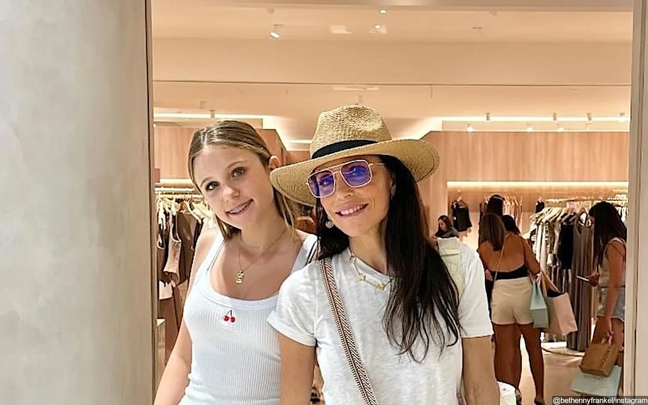 Bethenny Frankel Under Fire for Buying Phallic Dessert With Teen Daughter Bryn