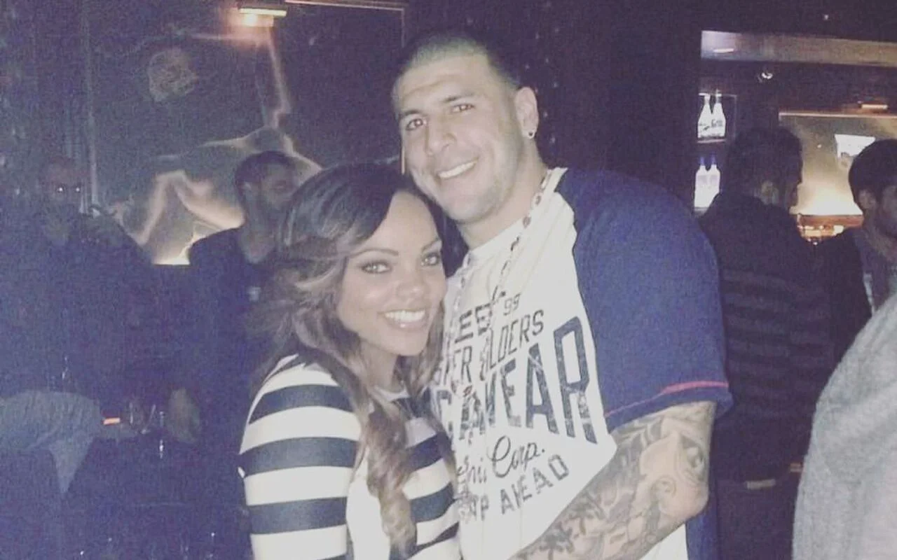 Aaron Hernandez's Ex-Fiancee Condemns Jokes About Late Athlete During Tom Brady Roast