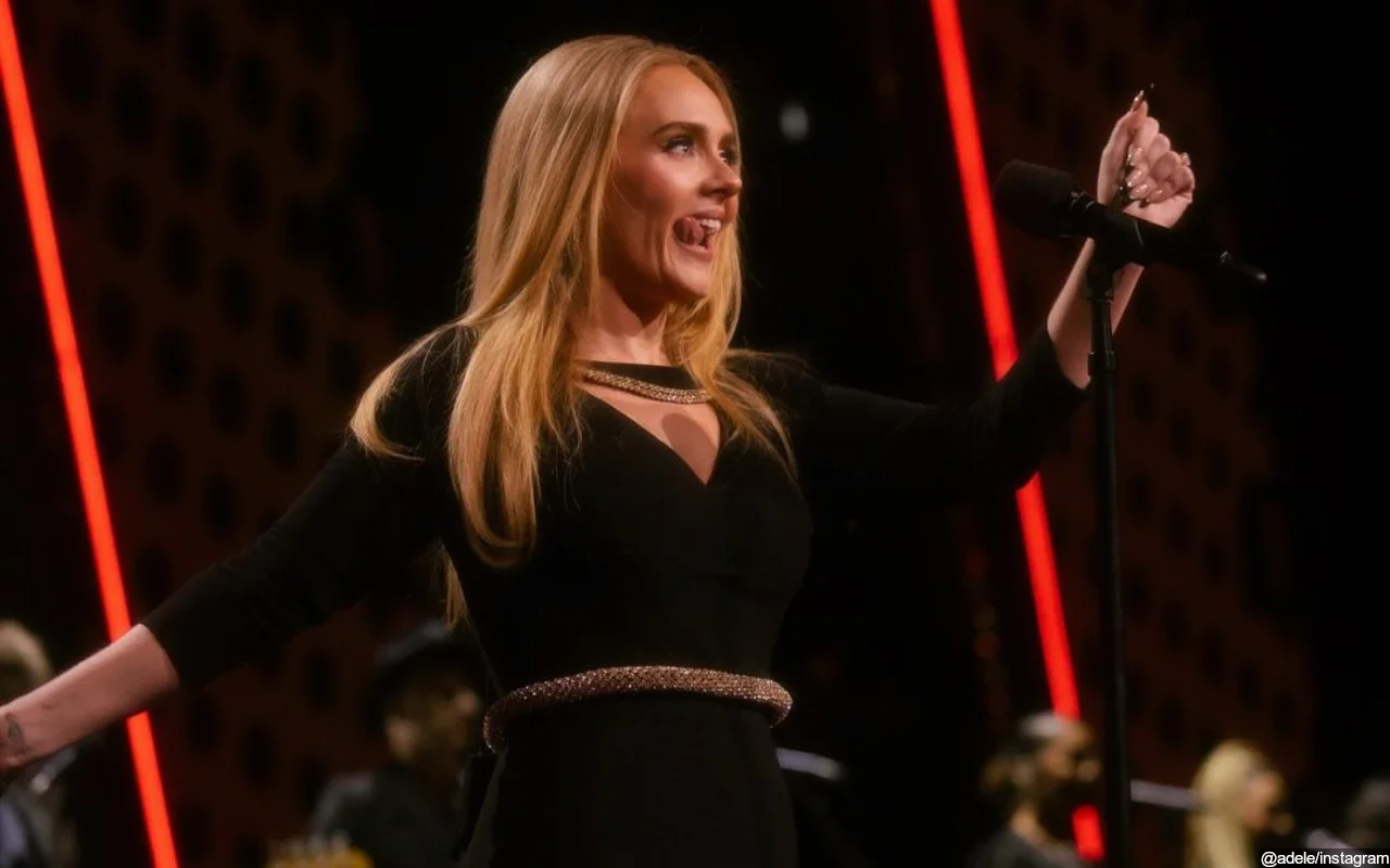 Adele Tells Fans She May 'Pass Out' Onstage Due to Tight Spanx