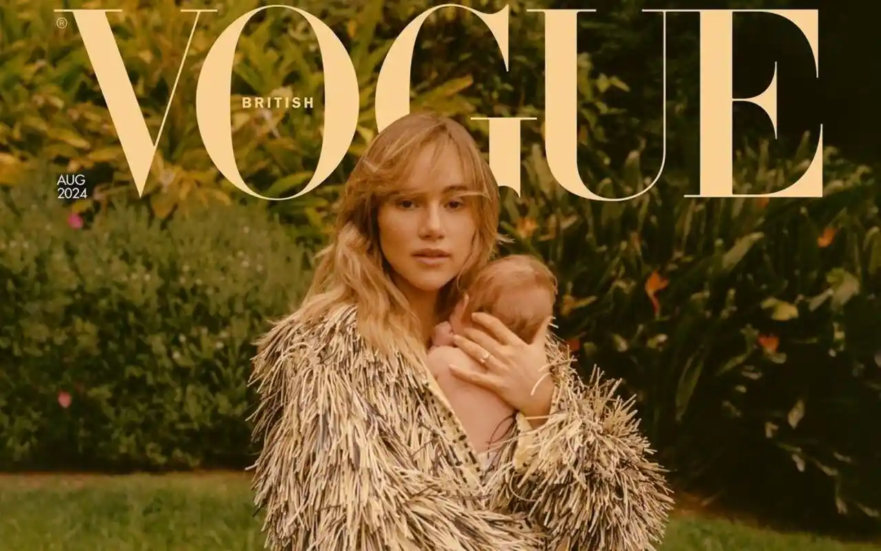Suki Waterhouse Defends Herself for Returning to Stage a Month After Giving Birth 