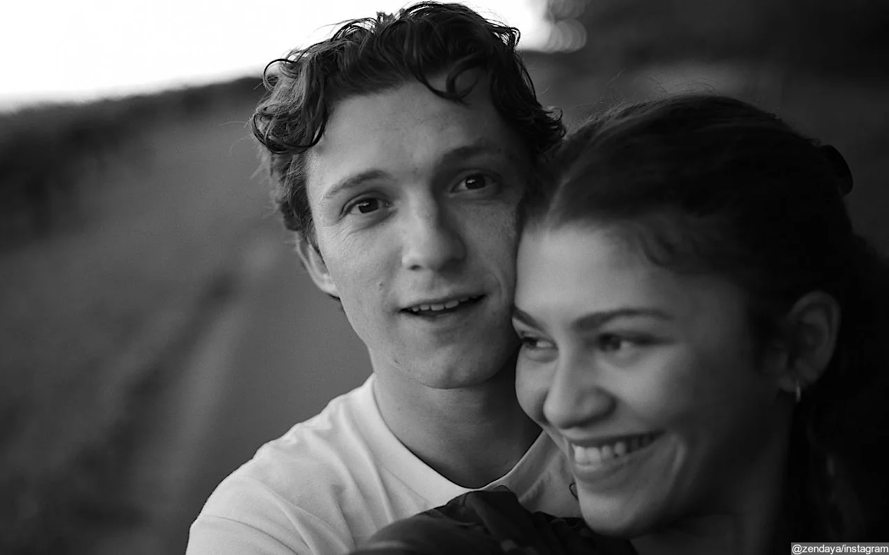 Zendaya Brings Flowers to Cheer on Tom Holland at His Final 'Romeo and Juliet' Show