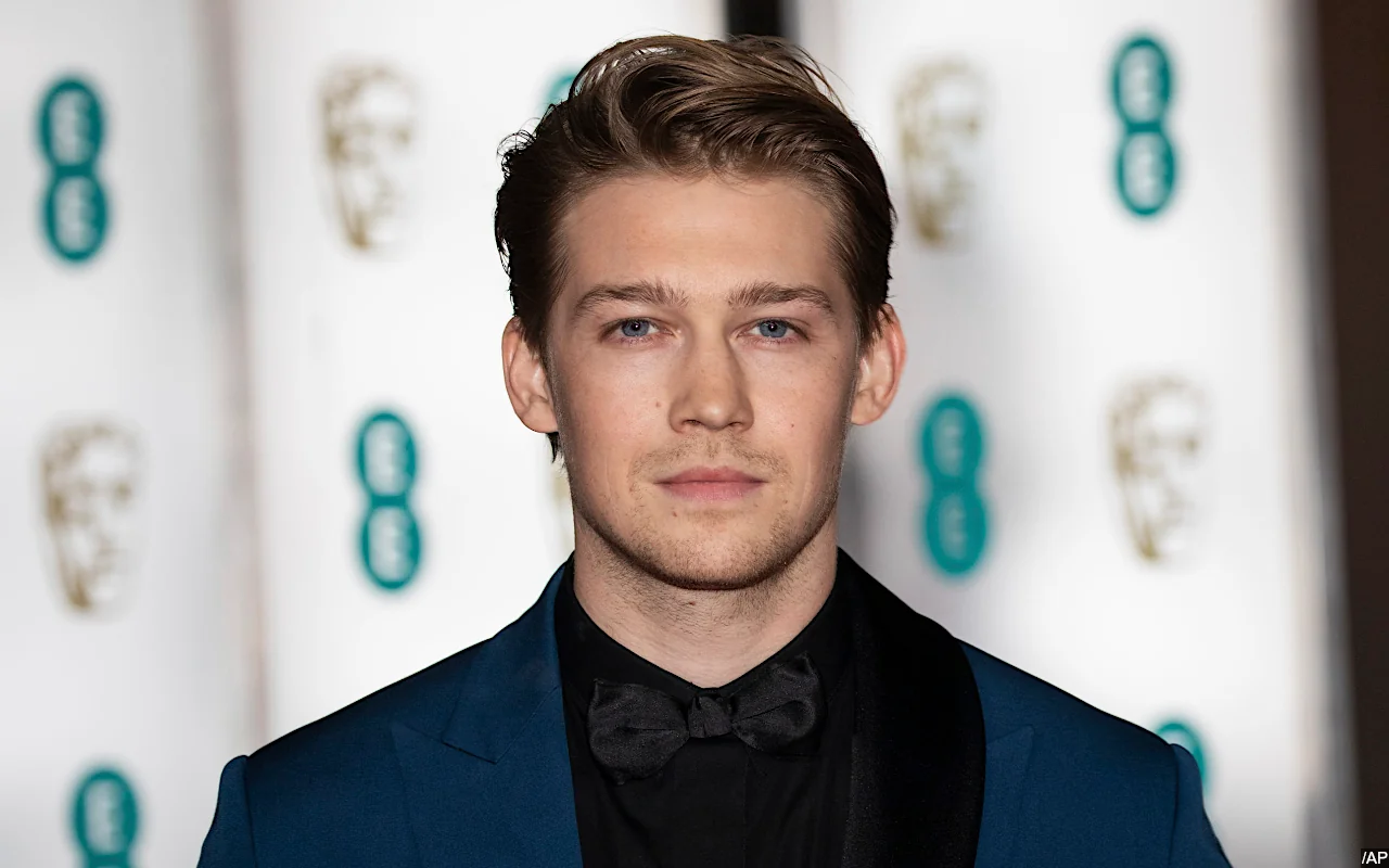 Taylor Swift's Ex Joe Alwyn Looks Somber After Christmas