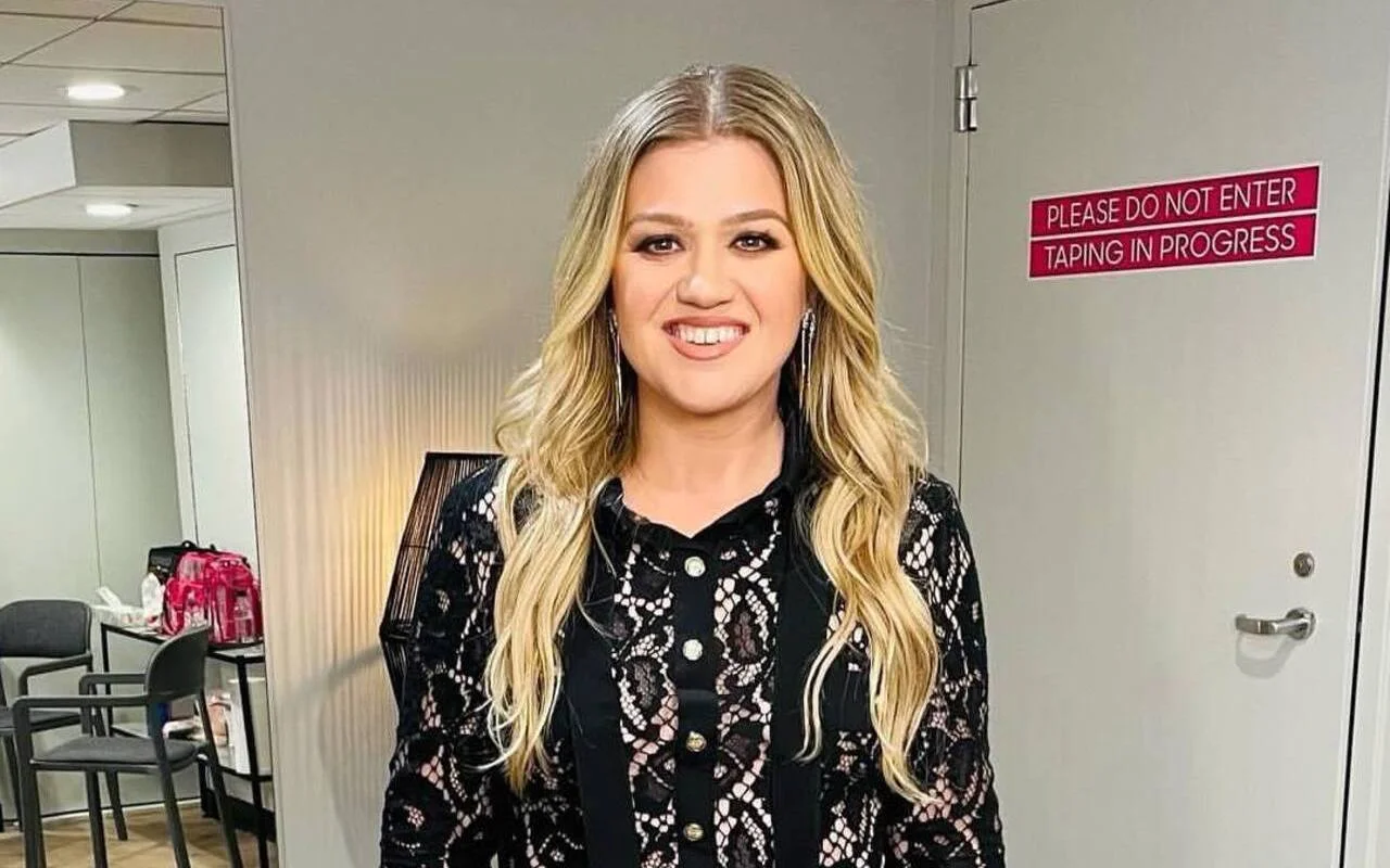 Kelly Clarkson 'Completely Fine' Amid Concerns After Week-Long Absent From Talk Show