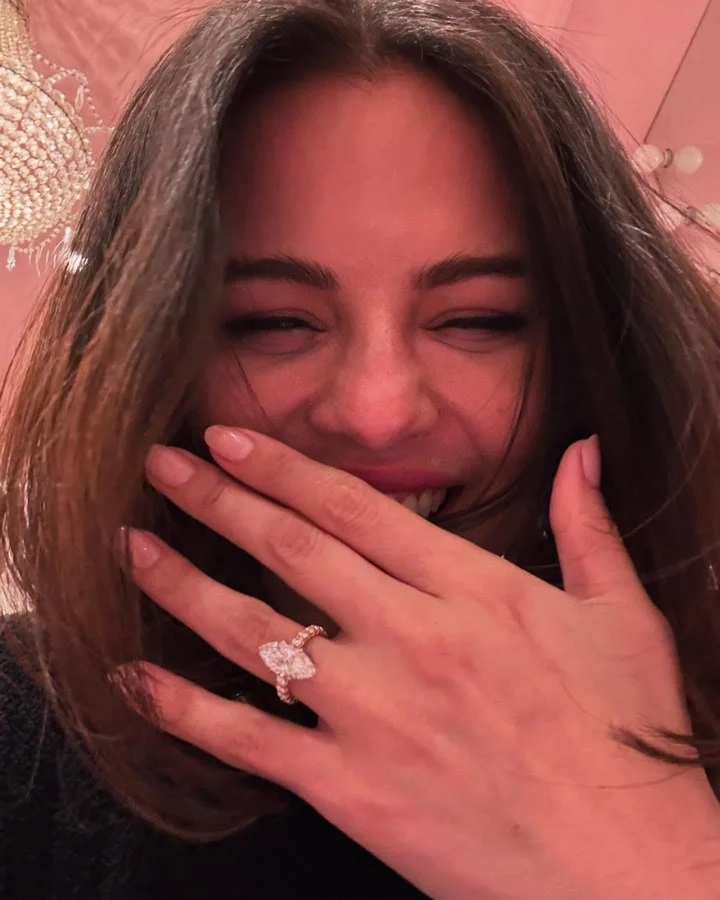 Selena Gomez flaunts her engagement ring