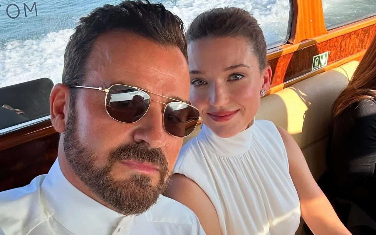 Justin Theroux Weds Nicole Brydon Bloom on Secluded Mexico Beach