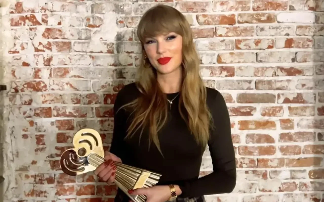Taylor Swift's Snake Necklace Sparks Album Speculations
