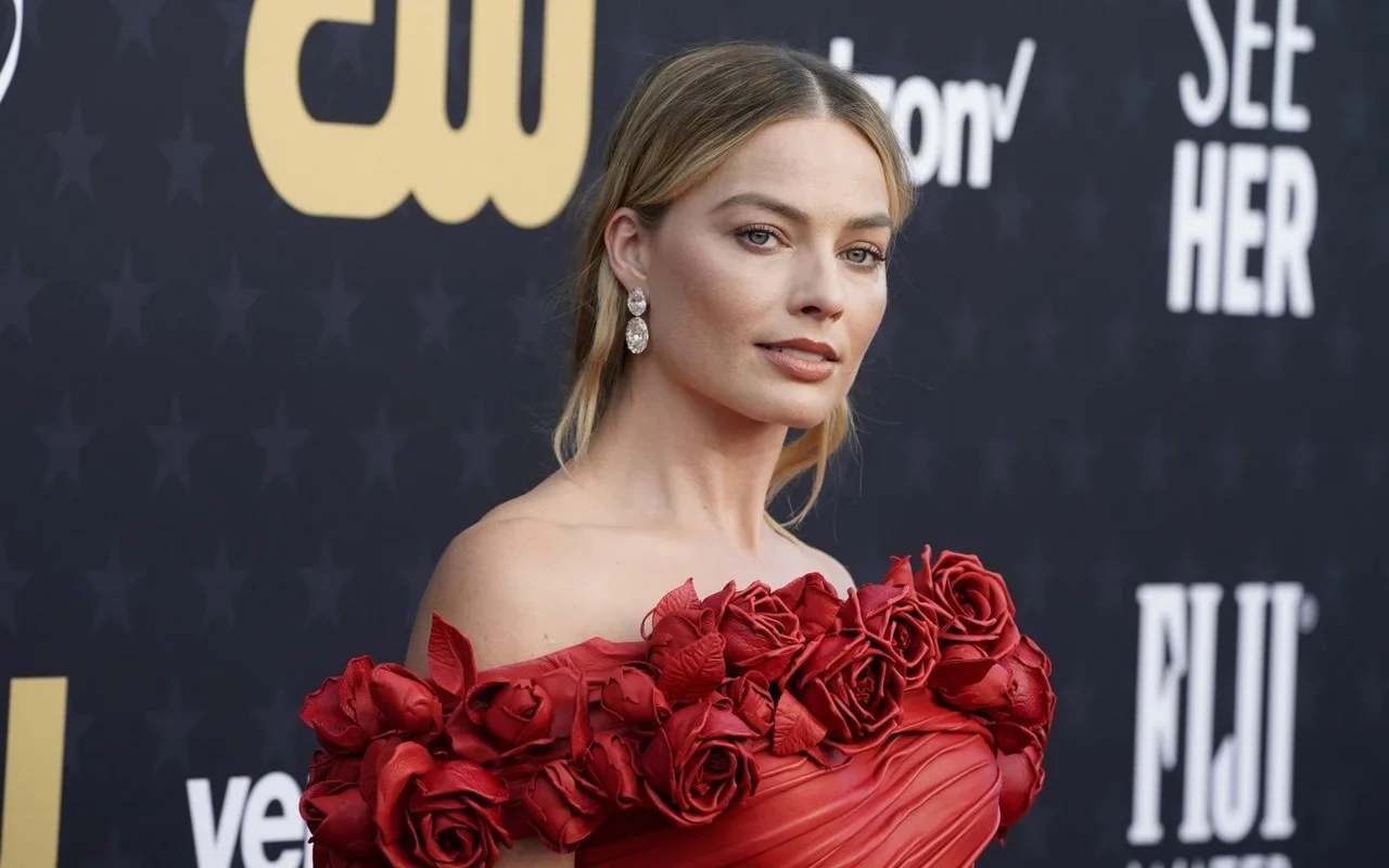 Margot Robbie Is Somber Bride on Set of 'Wuthering Heights'