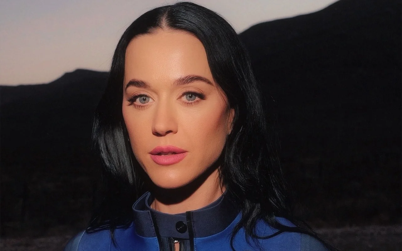 Katy Perry Gives Tour Inside Spaceship Before Blasting Off Into Cosmo