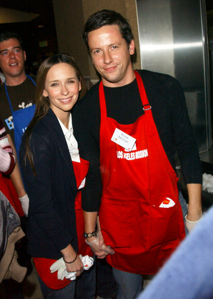 Jennifer Love Hewitt, Ross McCall<br>Los Angeles Mission Thanksgiving Meal For The Homeless